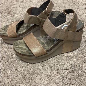 NWOT OTBT wedge in bronze size 8